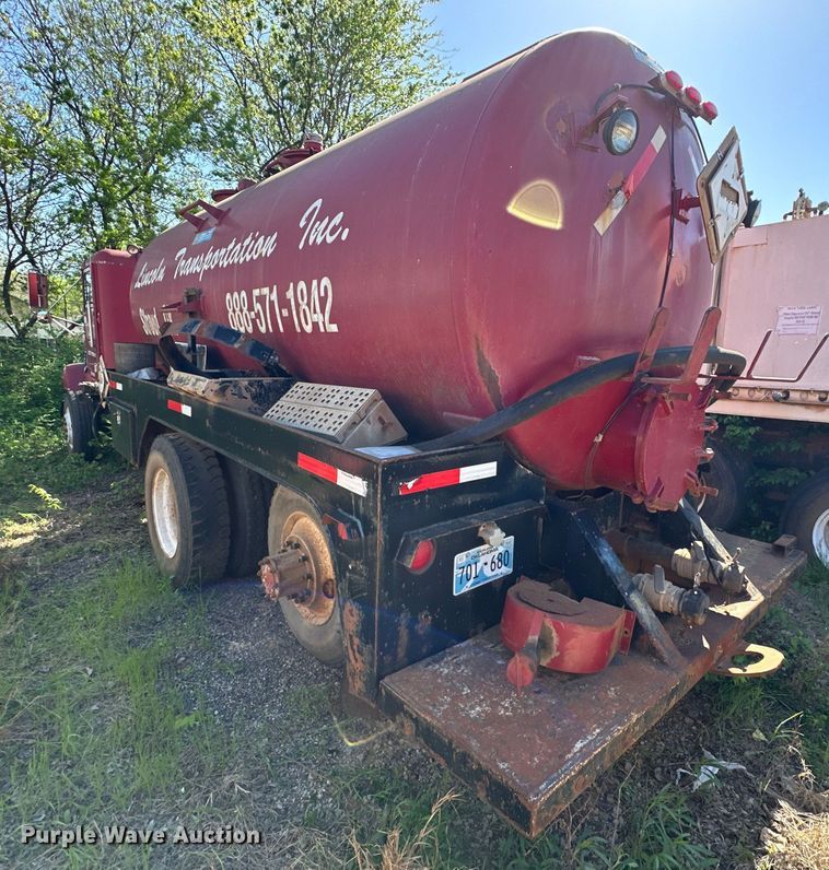 image for item OM9483 1991 Freightliner  FLD112 vacuum truck