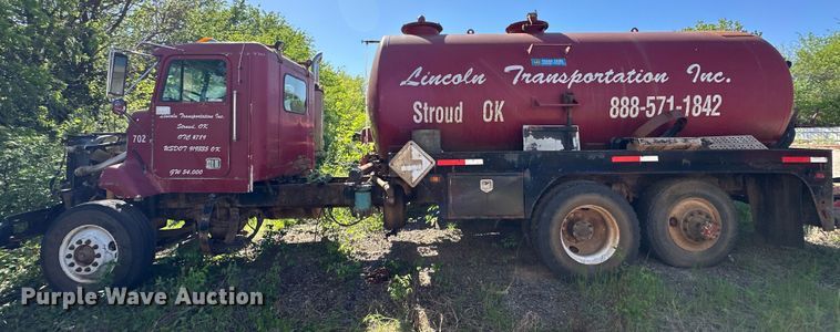 image for item OM9483 1991 Freightliner  FLD112 vacuum truck