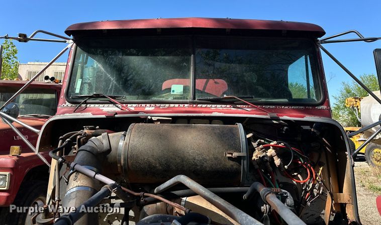 image for item OM9483 1991 Freightliner  FLD112 vacuum truck