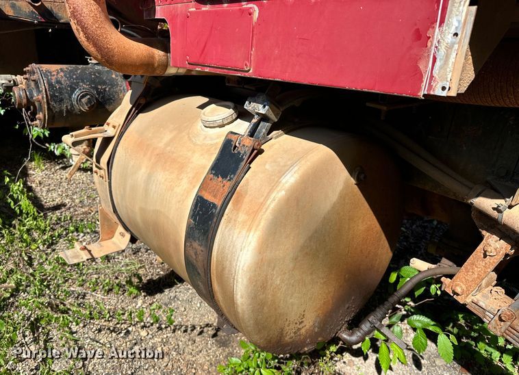 image for item OM9483 1991 Freightliner  FLD112 vacuum truck