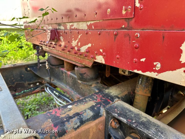 image for item OM9483 1991 Freightliner  FLD112 vacuum truck