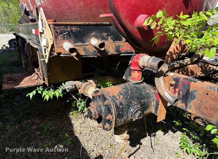 image for item OM9483 1991 Freightliner  FLD112 vacuum truck