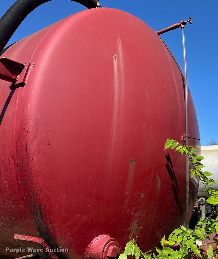 image for item OM9483 1991 Freightliner  FLD112 vacuum truck