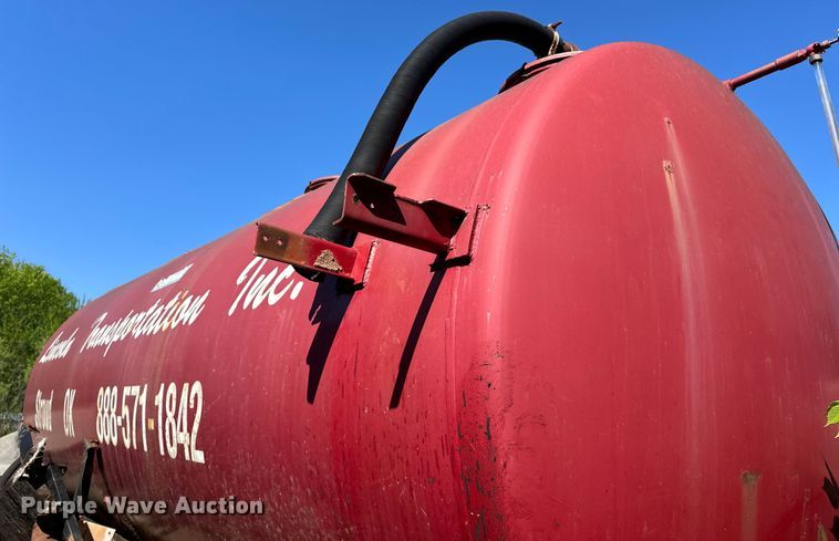 image for item OM9483 1991 Freightliner  FLD112 vacuum truck