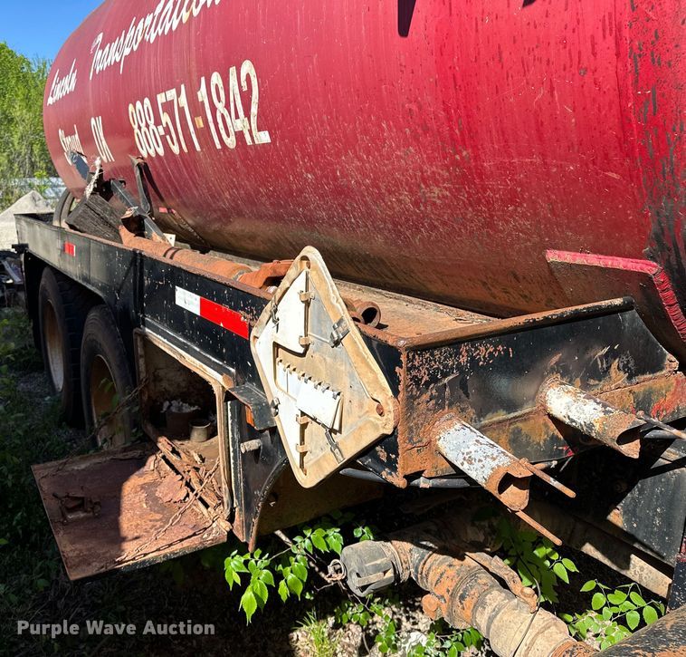 image for item OM9483 1991 Freightliner  FLD112 vacuum truck