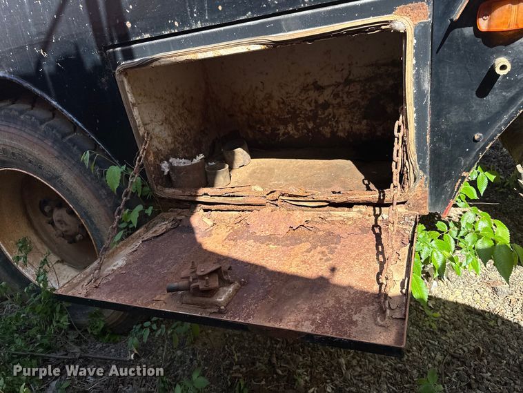 image for item OM9483 1991 Freightliner  FLD112 vacuum truck