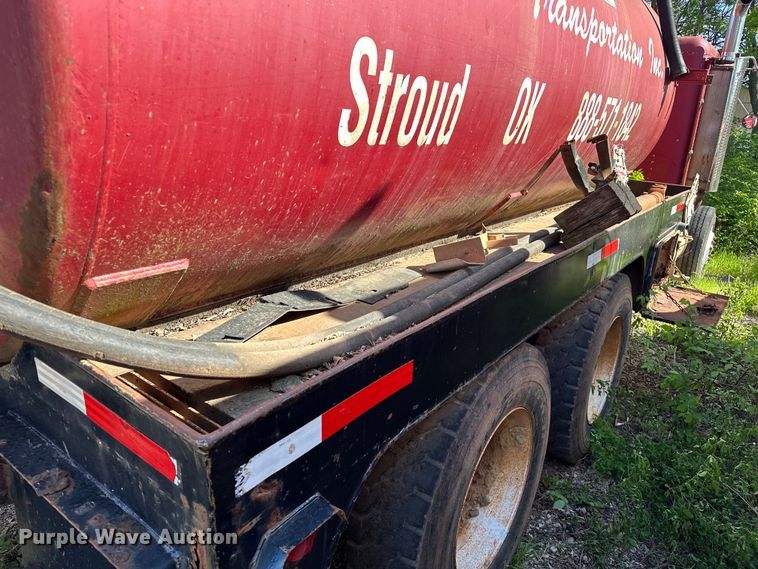 image for item OM9483 1991 Freightliner  FLD112 vacuum truck