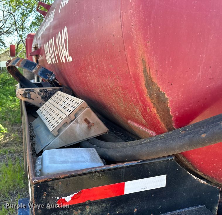 image for item OM9483 1991 Freightliner  FLD112 vacuum truck