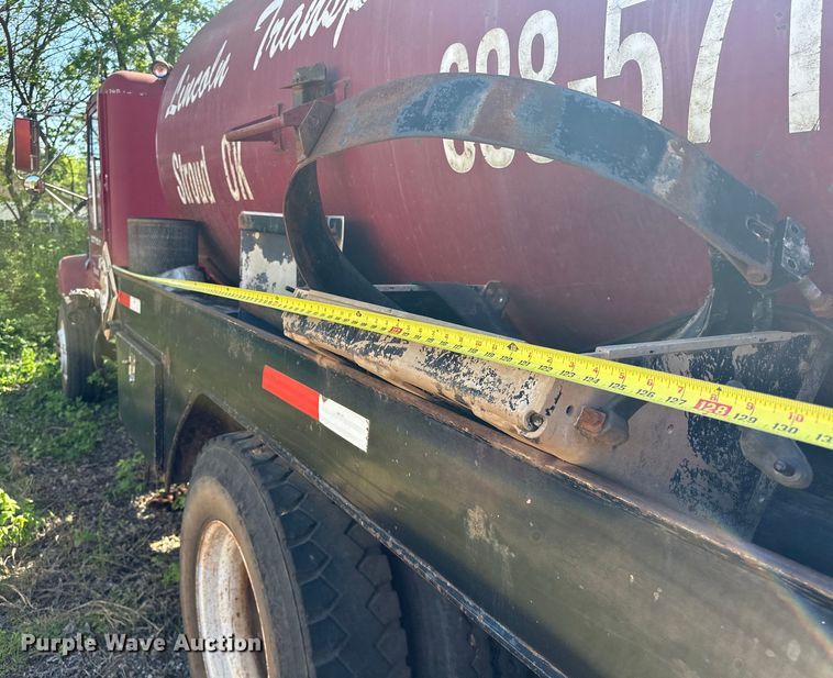 image for item OM9483 1991 Freightliner  FLD112 vacuum truck