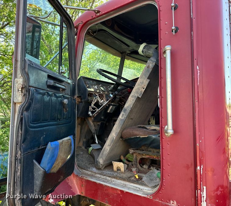 image for item OM9483 1991 Freightliner  FLD112 vacuum truck