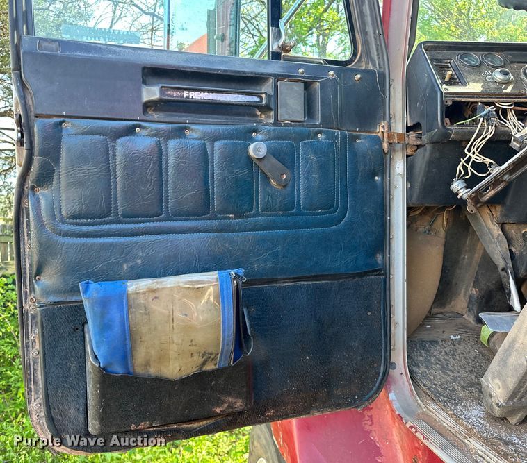 image for item OM9483 1991 Freightliner  FLD112 vacuum truck