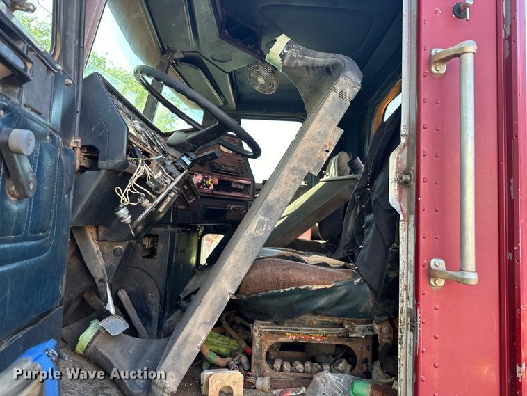 image for item OM9483 1991 Freightliner  FLD112 vacuum truck