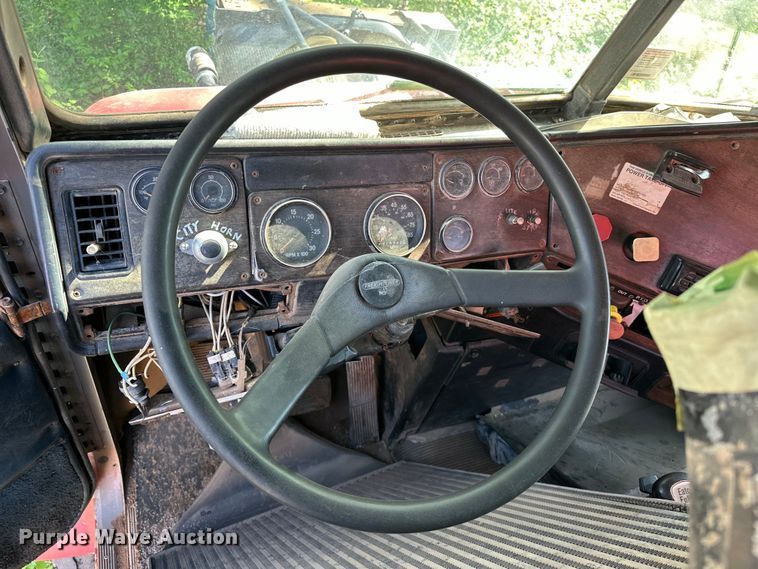 image for item OM9483 1991 Freightliner  FLD112 vacuum truck