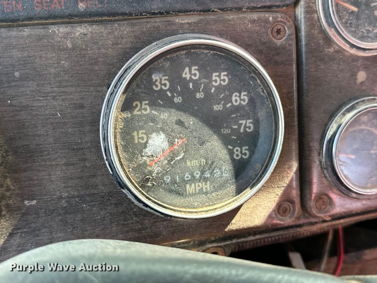 image for item OM9483 1991 Freightliner  FLD112 vacuum truck