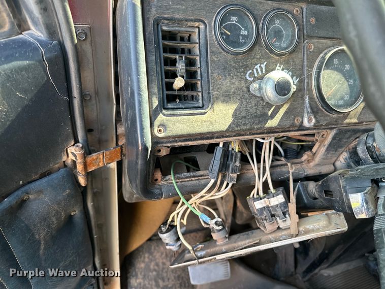 image for item OM9483 1991 Freightliner  FLD112 vacuum truck