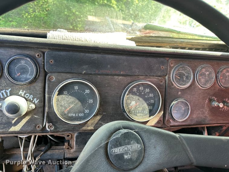 image for item OM9483 1991 Freightliner  FLD112 vacuum truck