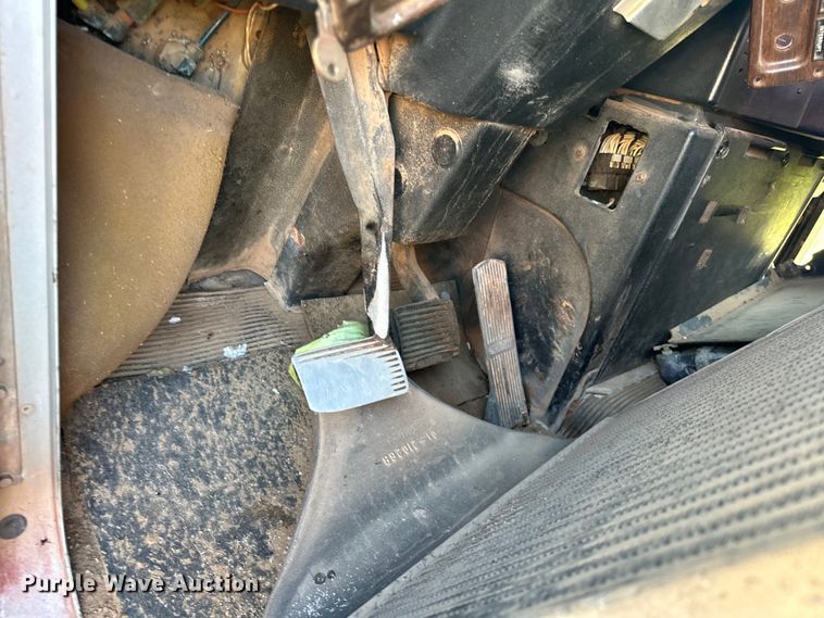 image for item OM9483 1991 Freightliner  FLD112 vacuum truck