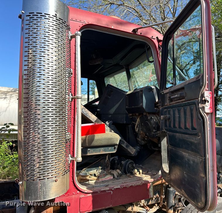 image for item OM9483 1991 Freightliner  FLD112 vacuum truck