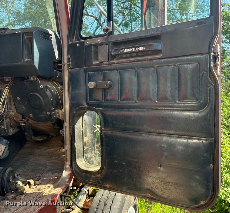 image for item OM9483 1991 Freightliner  FLD112 vacuum truck