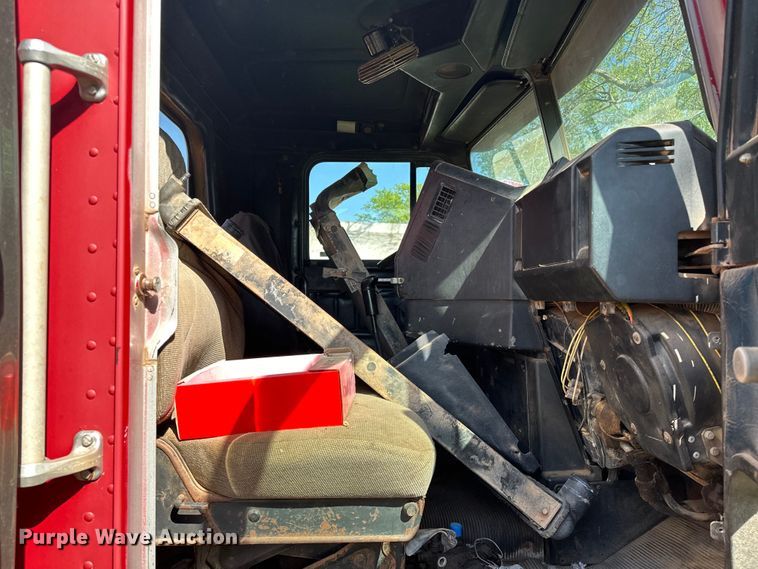 image for item OM9483 1991 Freightliner  FLD112 vacuum truck