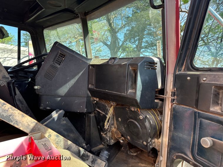 image for item OM9483 1991 Freightliner  FLD112 vacuum truck