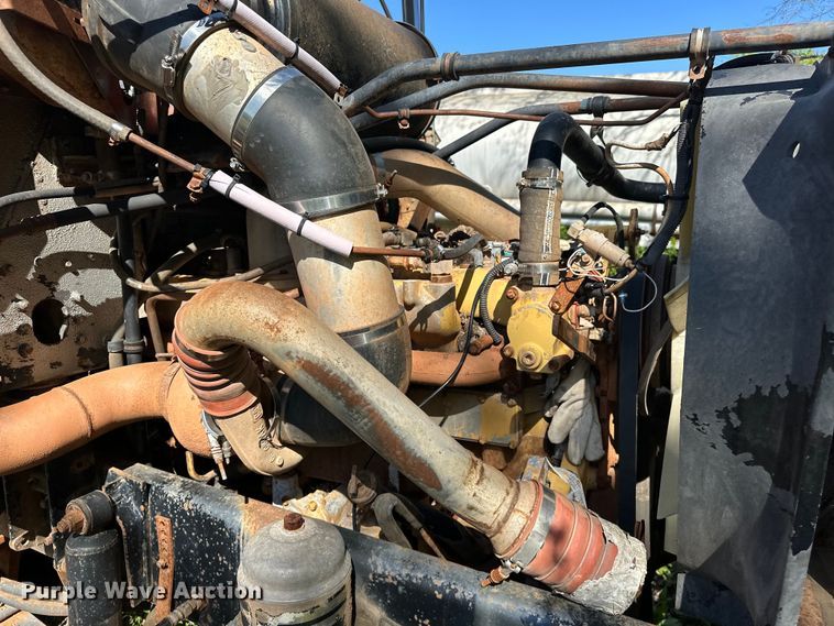 image for item OM9483 1991 Freightliner  FLD112 vacuum truck