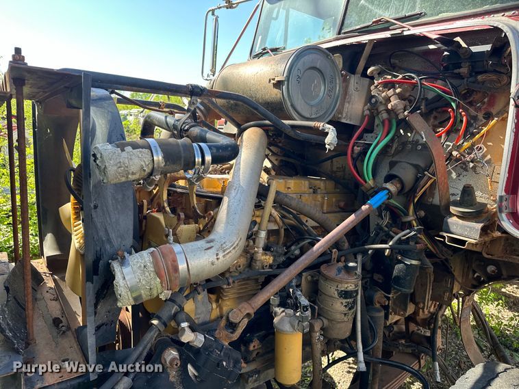 image for item OM9483 1991 Freightliner  FLD112 vacuum truck