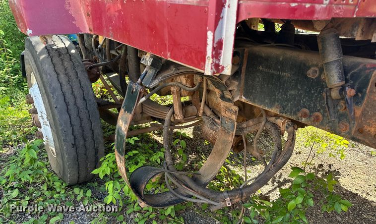 image for item OM9483 1991 Freightliner  FLD112 vacuum truck