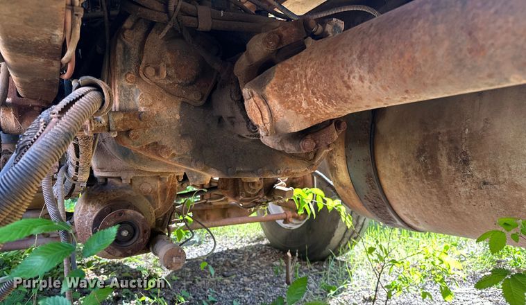 image for item OM9483 1991 Freightliner  FLD112 vacuum truck