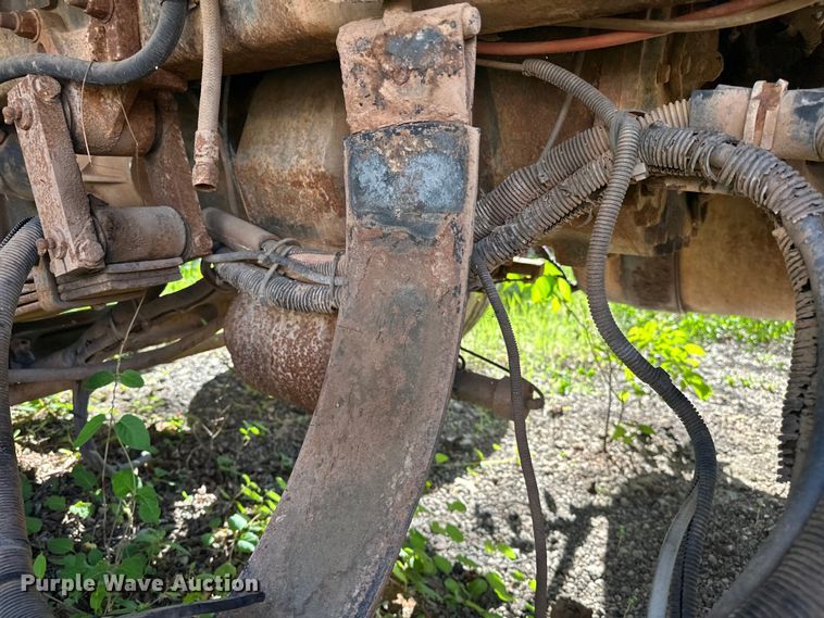 image for item OM9483 1991 Freightliner  FLD112 vacuum truck