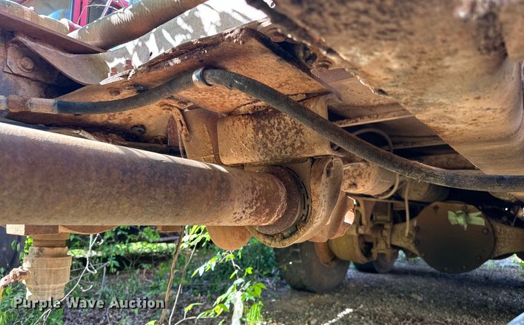 image for item OM9483 1991 Freightliner  FLD112 vacuum truck