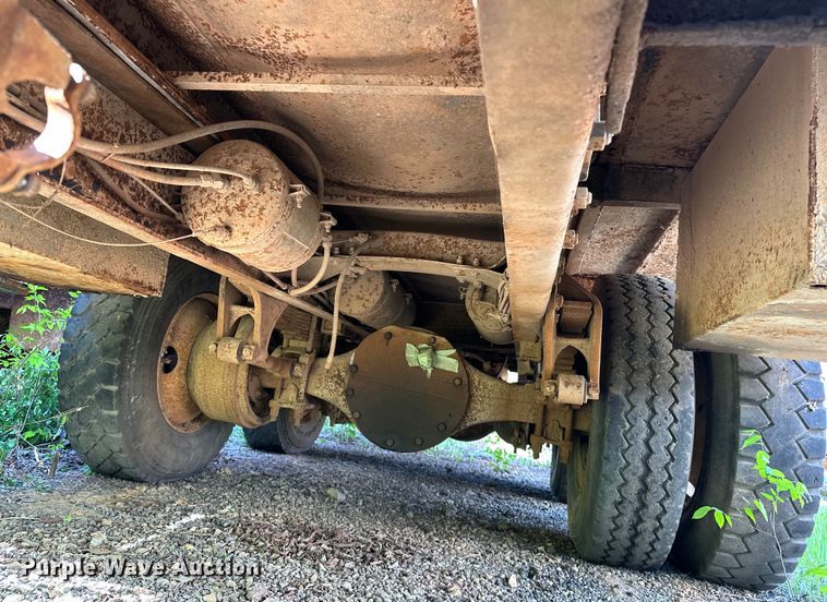 image for item OM9483 1991 Freightliner  FLD112 vacuum truck