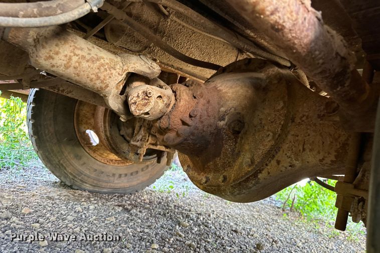 image for item OM9483 1991 Freightliner  FLD112 vacuum truck