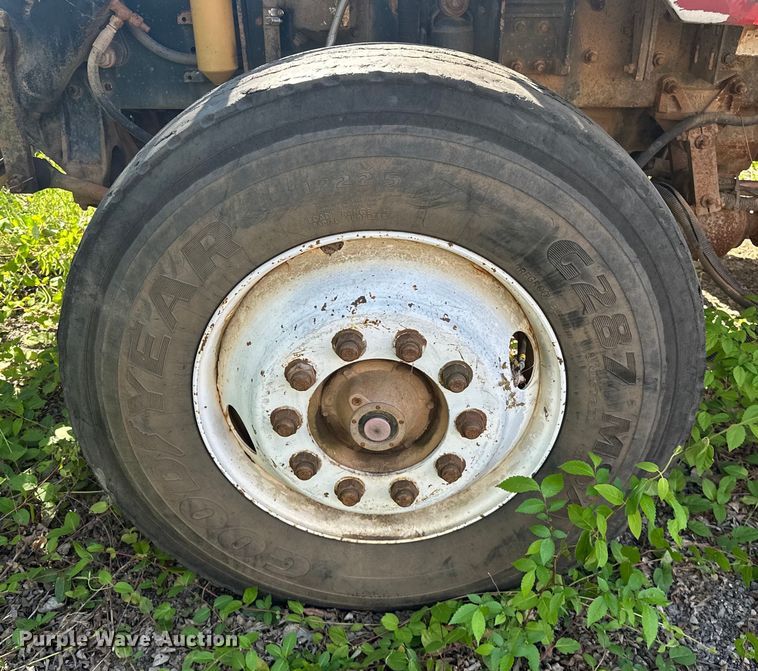 image for item OM9483 1991 Freightliner  FLD112 vacuum truck