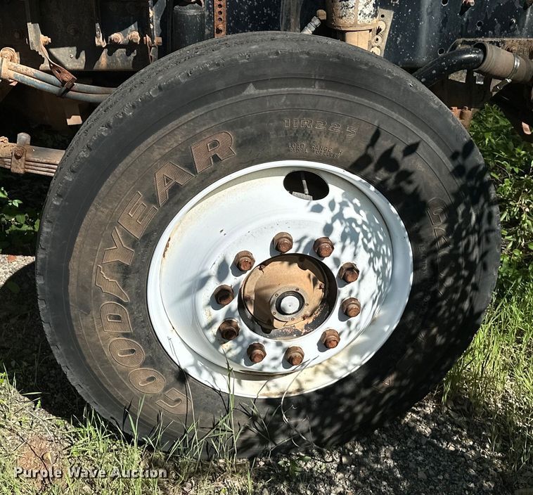 image for item OM9483 1991 Freightliner  FLD112 vacuum truck