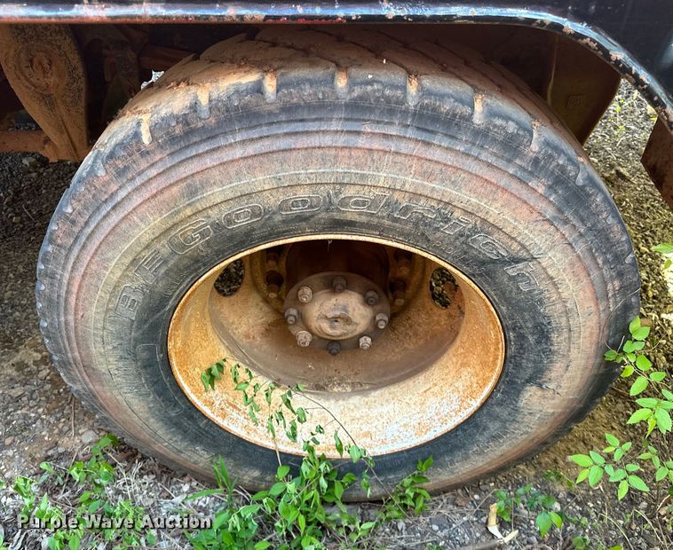 image for item OM9483 1991 Freightliner  FLD112 vacuum truck