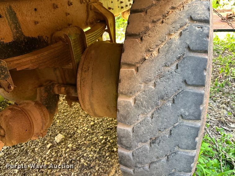 image for item OM9483 1991 Freightliner  FLD112 vacuum truck