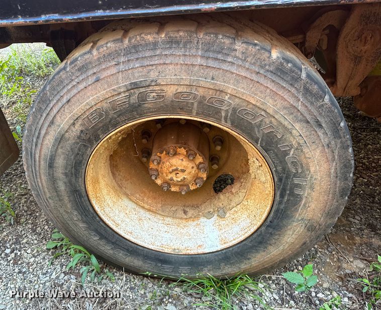 image for item OM9483 1991 Freightliner  FLD112 vacuum truck