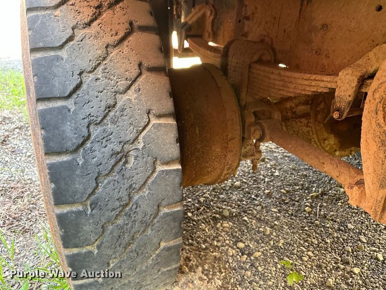 image for item OM9483 1991 Freightliner  FLD112 vacuum truck