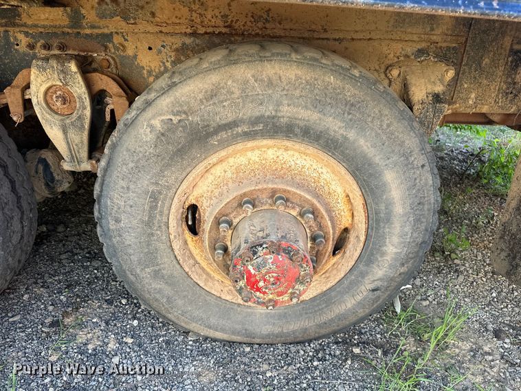 image for item OM9483 1991 Freightliner  FLD112 vacuum truck