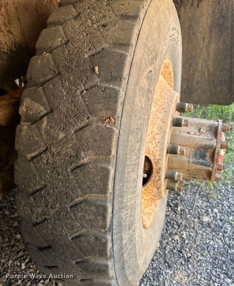 image for item OM9483 1991 Freightliner  FLD112 vacuum truck