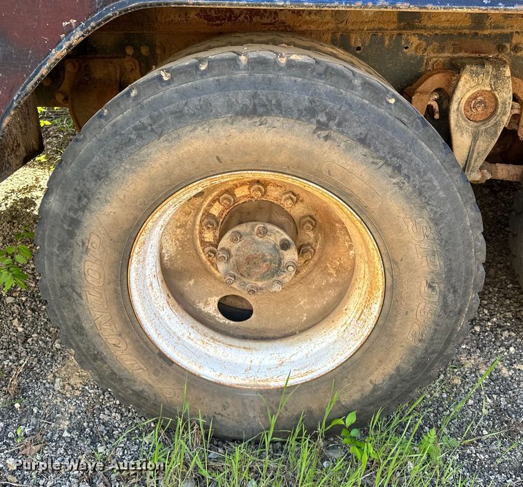 image for item OM9483 1991 Freightliner  FLD112 vacuum truck