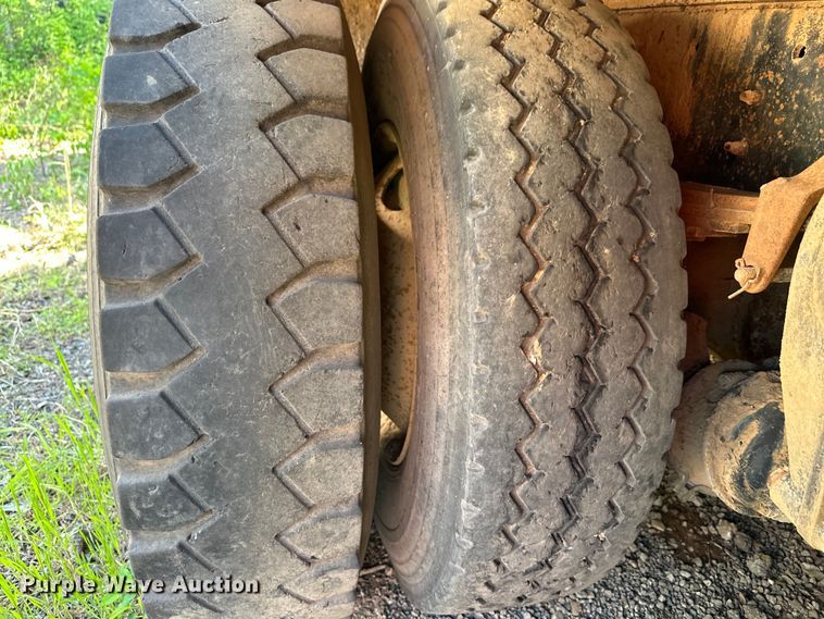 image for item OM9483 1991 Freightliner  FLD112 vacuum truck