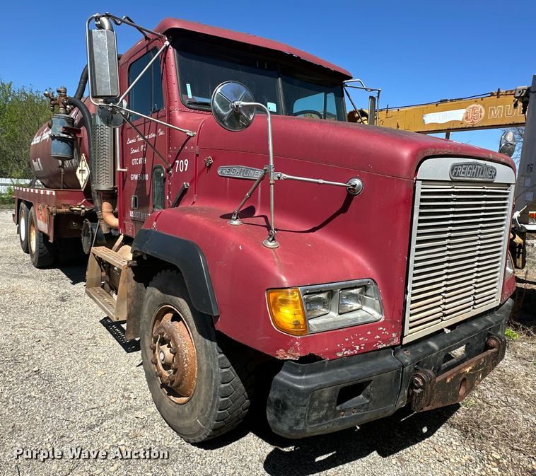 image for item OM9484 1991 Freightliner  FLD112 vacuum truck
