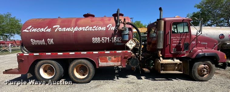 image for item OM9484 1991 Freightliner  FLD112 vacuum truck