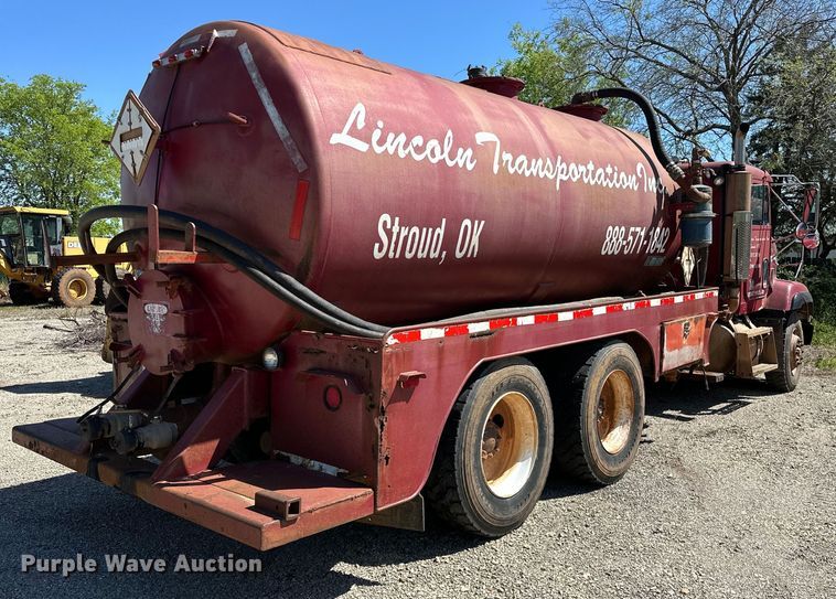 image for item OM9484 1991 Freightliner  FLD112 vacuum truck