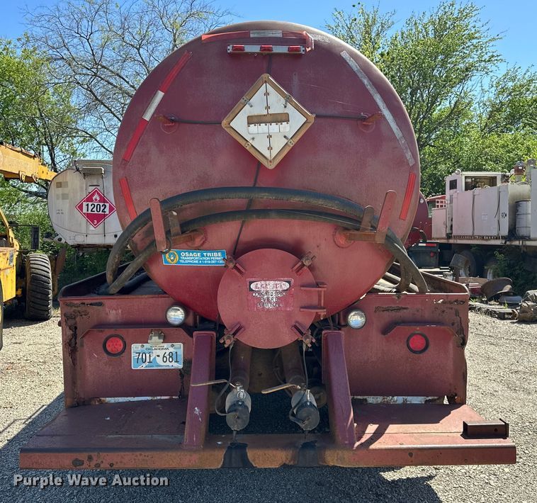 image for item OM9484 1991 Freightliner  FLD112 vacuum truck