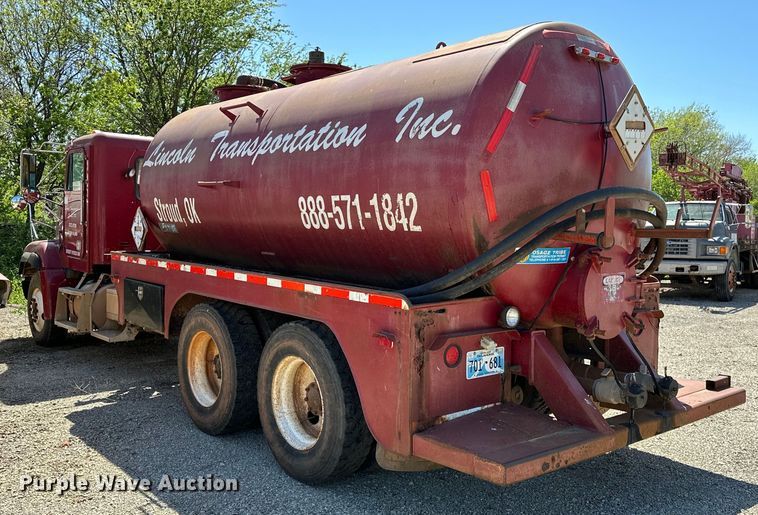 image for item OM9484 1991 Freightliner  FLD112 vacuum truck