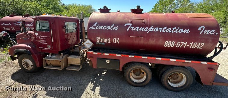 image for item OM9484 1991 Freightliner  FLD112 vacuum truck