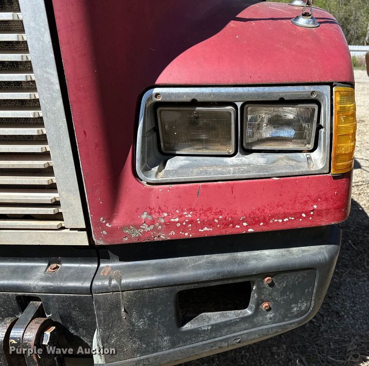 image for item OM9484 1991 Freightliner  FLD112 vacuum truck